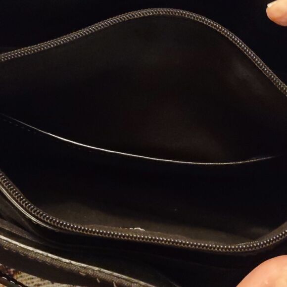 Etienne Aigner Classic purse, 15 inch drop leather strap, middle zip compartment - Picture 6 of 7